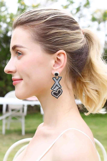 2 pares aleatorios de aretes colgantes con cuentas en forma de X y corazón