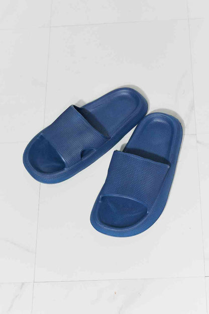 MMShoes „Arms Around Me“-Slipper mit offener Zehenpartie in Marineblau