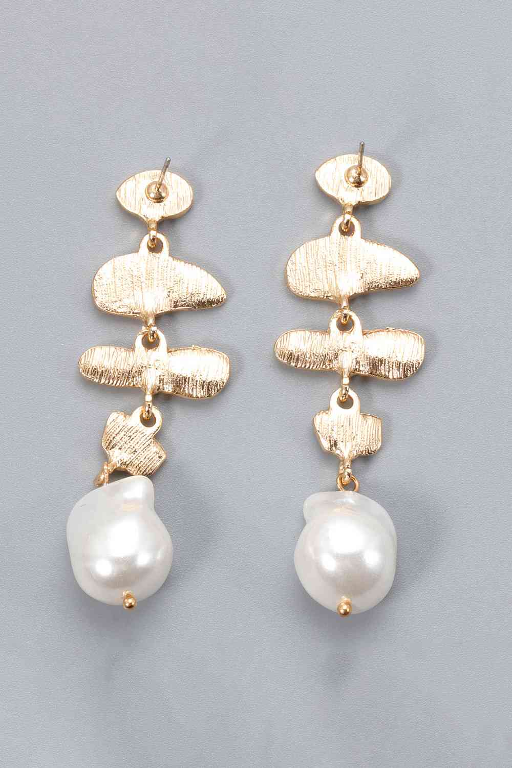 Abnormal geformte baumelnde Ohrringe mit synthetischen Perlen aus Zinklegierung