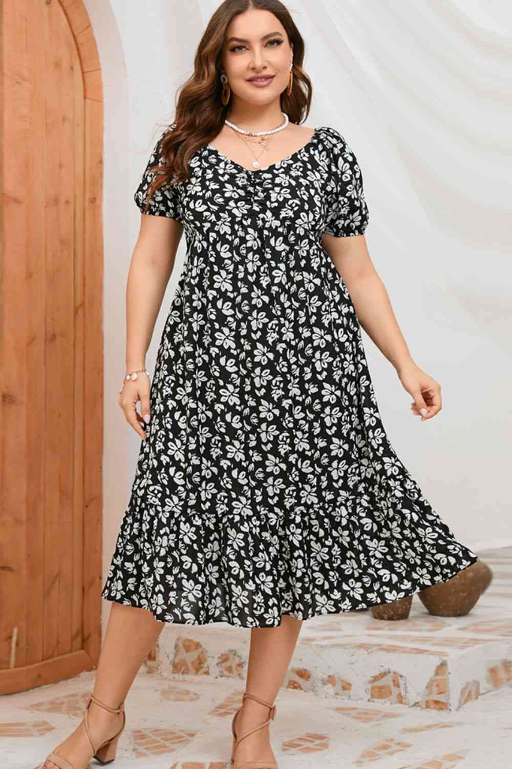 Vestido midi de manga corta floral de talla grande