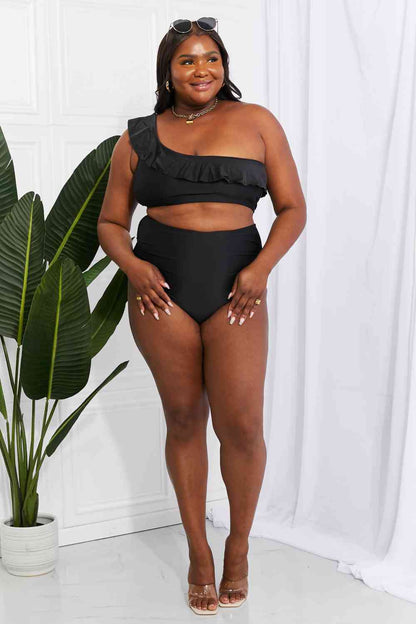 Bikini de un solo hombro con volantes en negro Seaside Romance de Marina West Swim