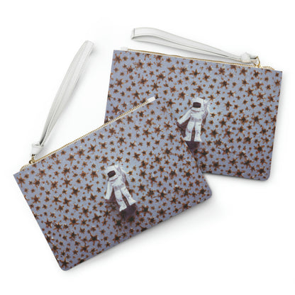 "Un pequeño aventurero entre estrellas gigantes" - The Alien Clutch Bag