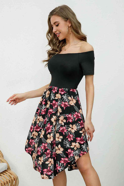 Vestido de manga corta con estampado floral y hombros descubiertos