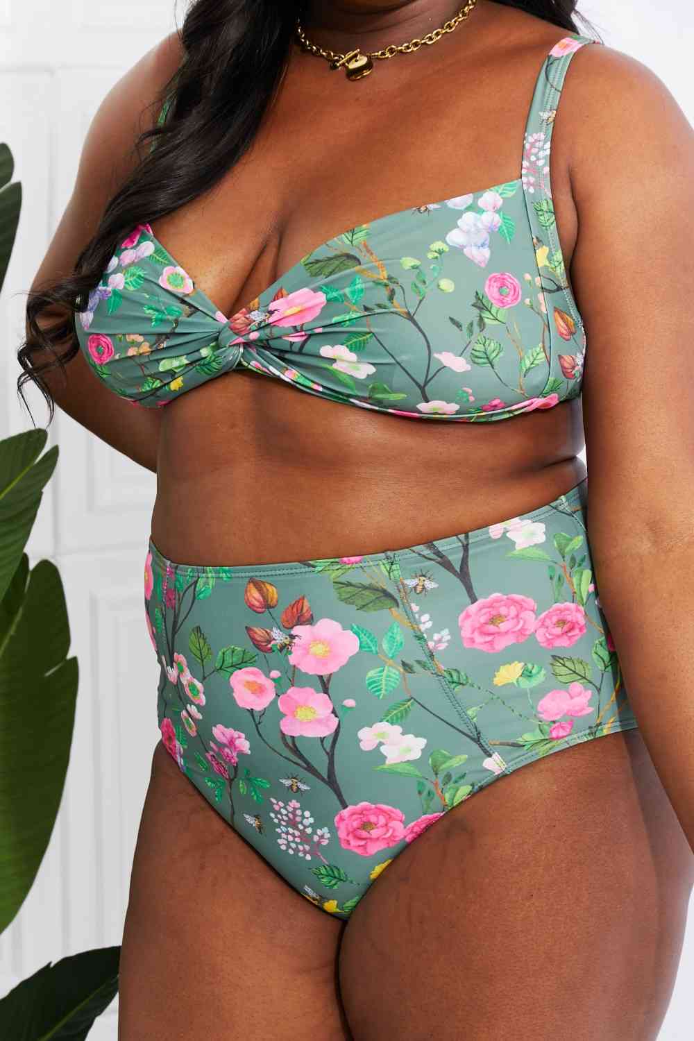 Bikini de talle alto con giro de Marina West Swim Take A Dip Twist en color salvia