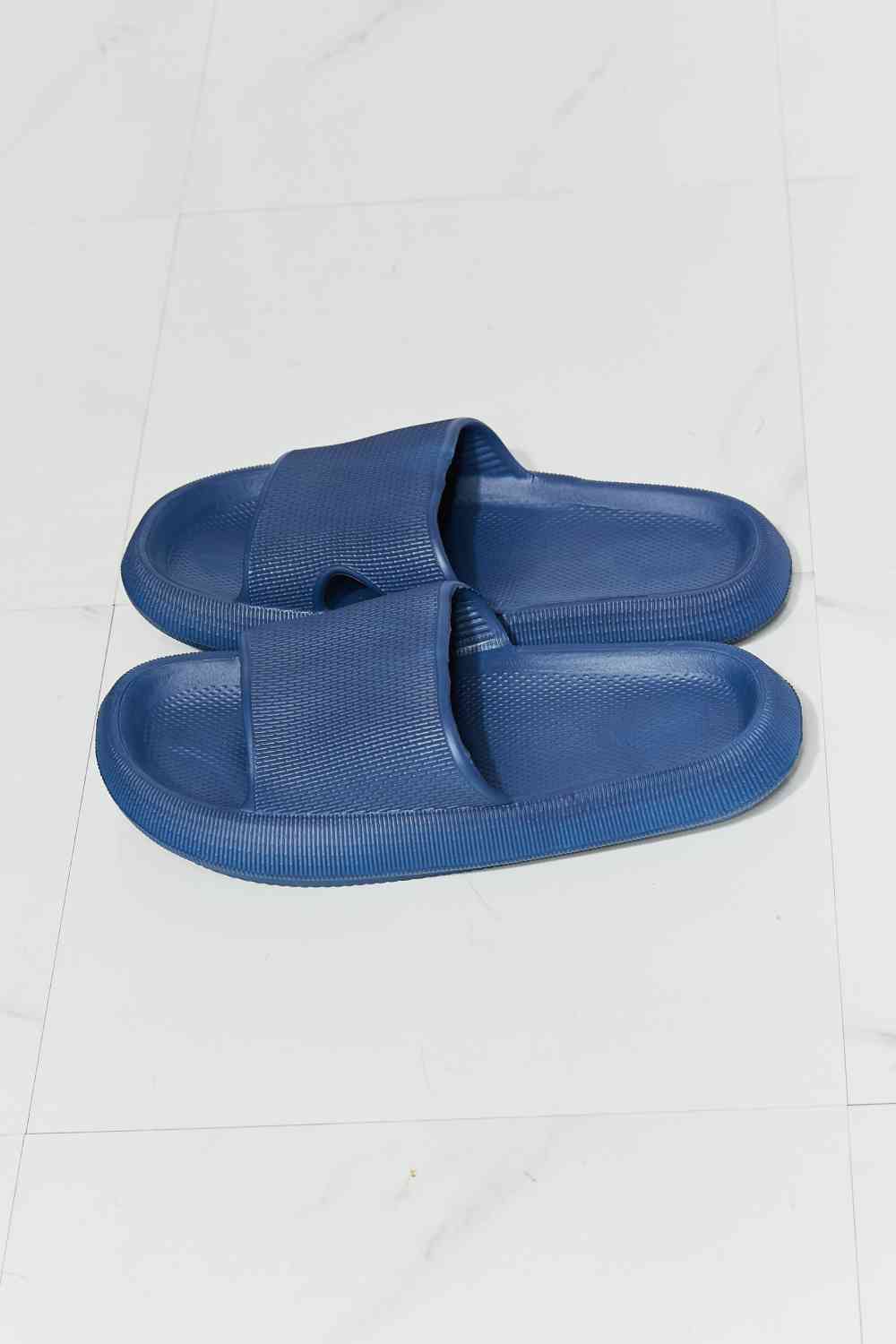 MMShoes „Arms Around Me“-Slipper mit offener Zehenpartie in Marineblau