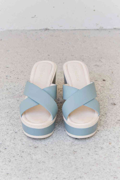 Weeboo Cherish The Moments Kontrast-Plateausandalen in Misty Blue