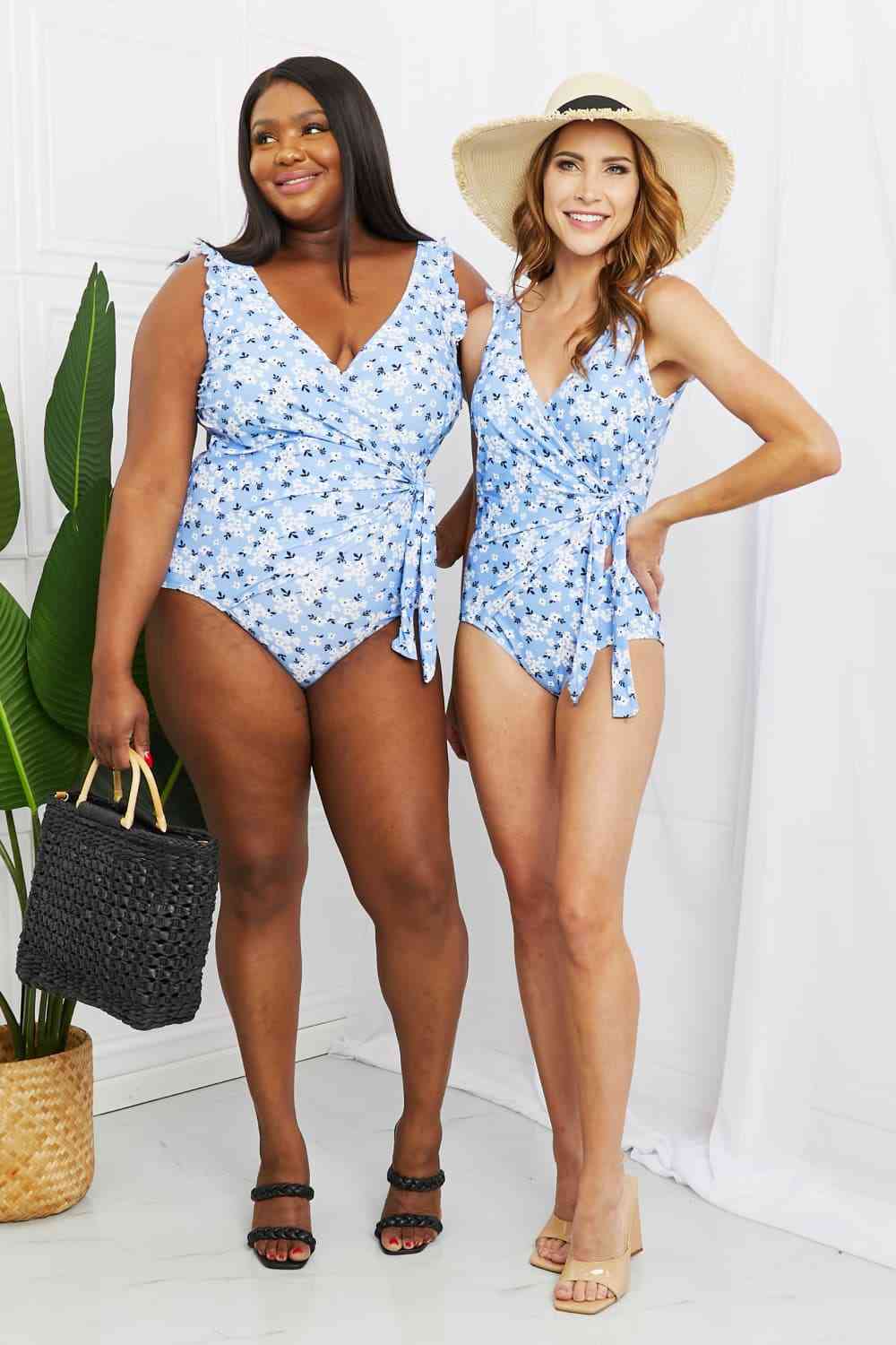 Marina West Swim Traje de baño de una pieza de tamaño completo con volantes y flotador sintético en azul flor