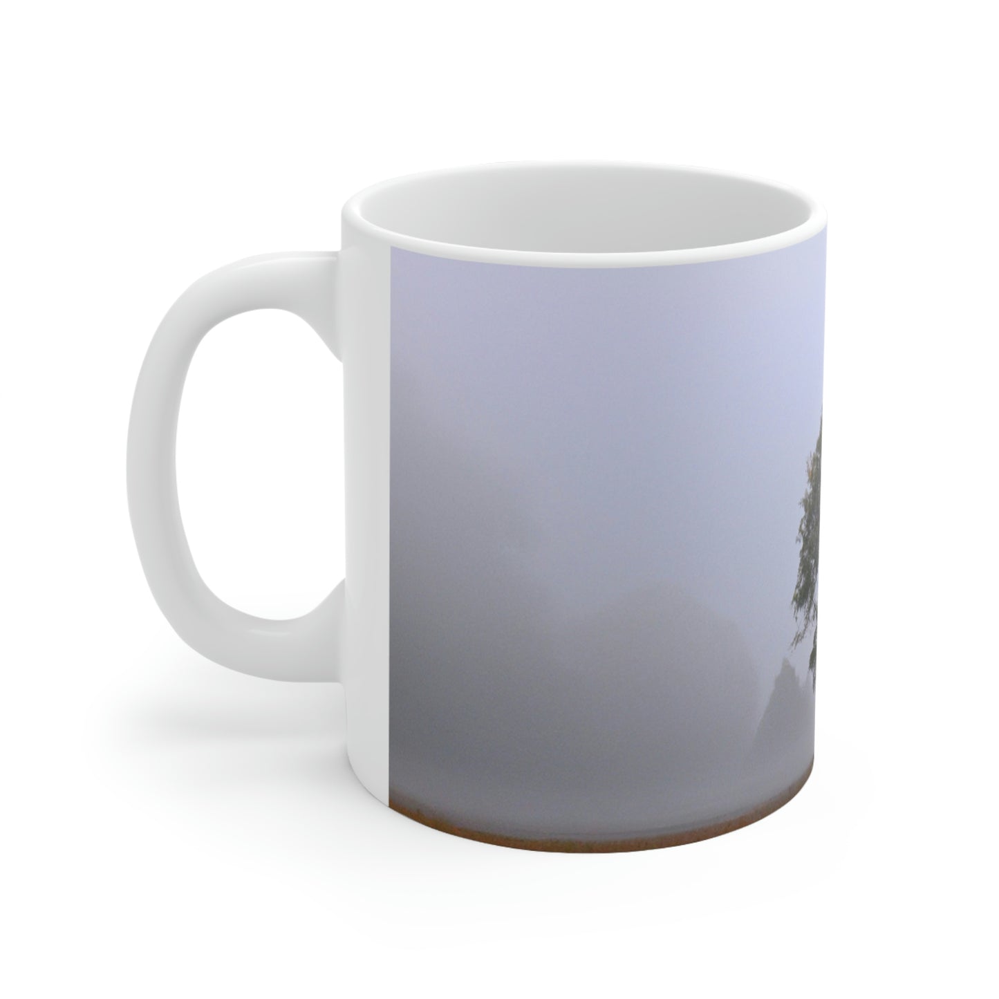 The Lonely Tree in the Foggy Meadow - The Alien Taza de cerámica 11 oz