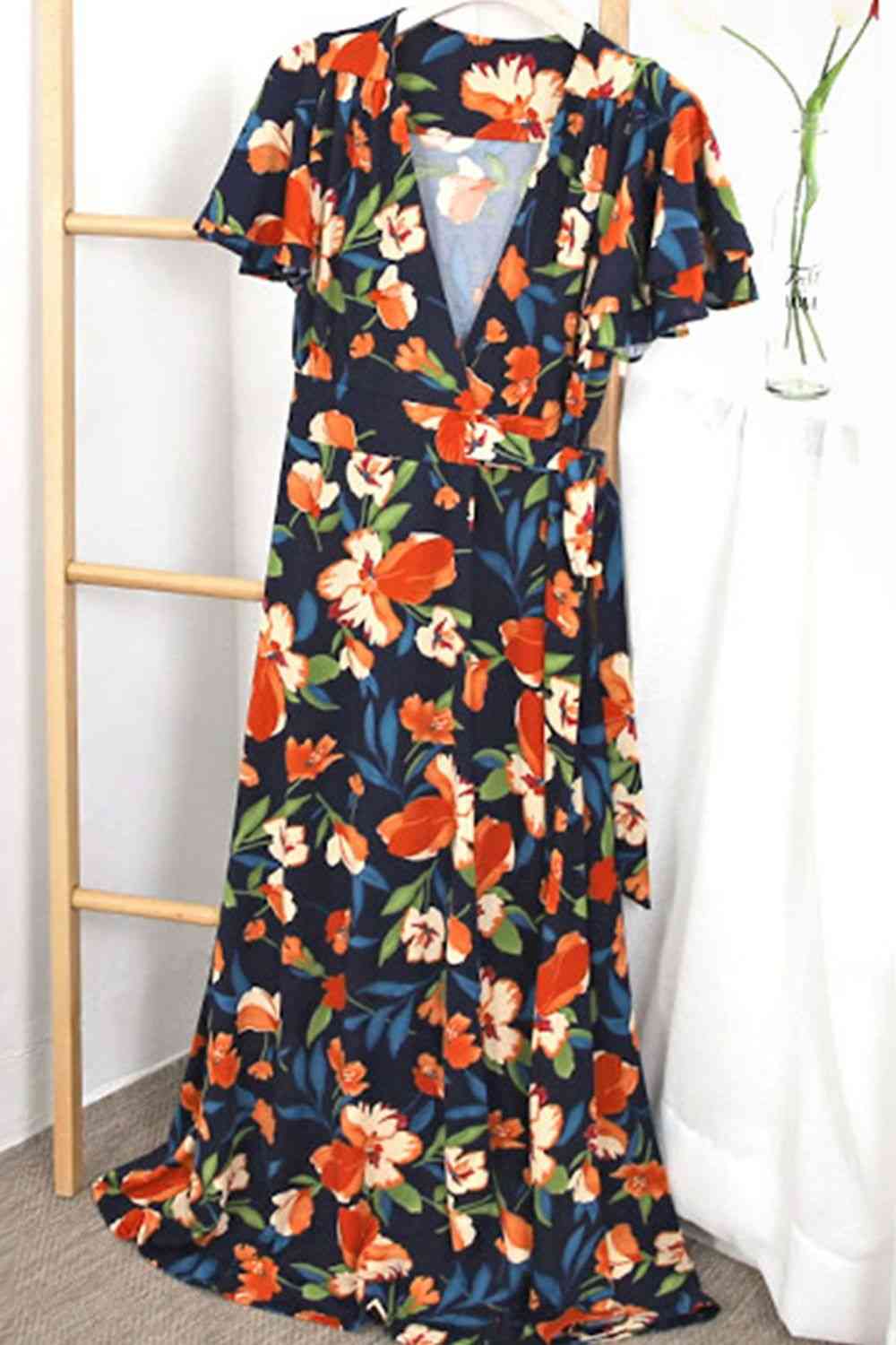 Vestido de manga acampanada con cuello sobrepelliz floral de talla grande