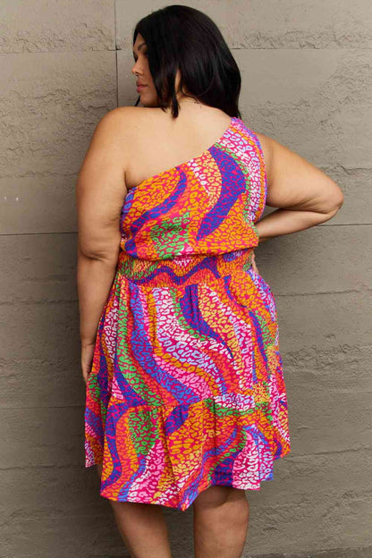 Hailey &amp; Co Fall Back Plus Size One-Shoulder-Mini-Stufenkleid