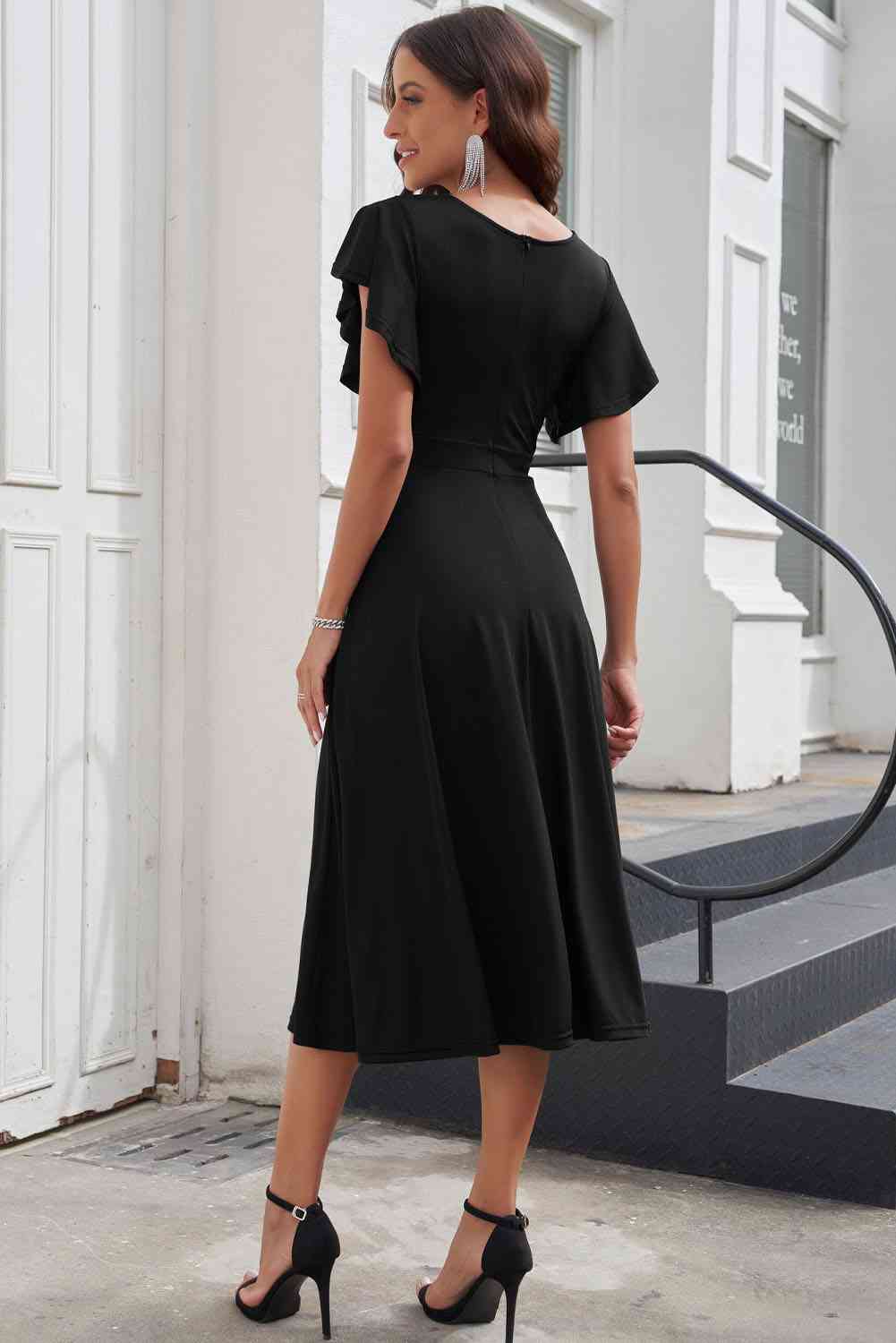 Midikleid im Surplice-Stil mit Flatterärmeln