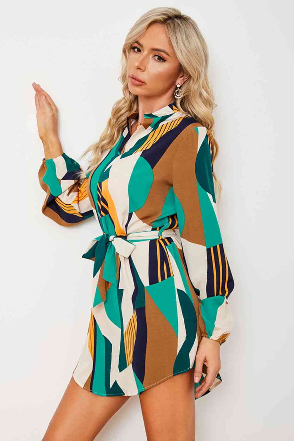 Kleid mit geometrischem Print, Gürtel und abgerundetem Saum