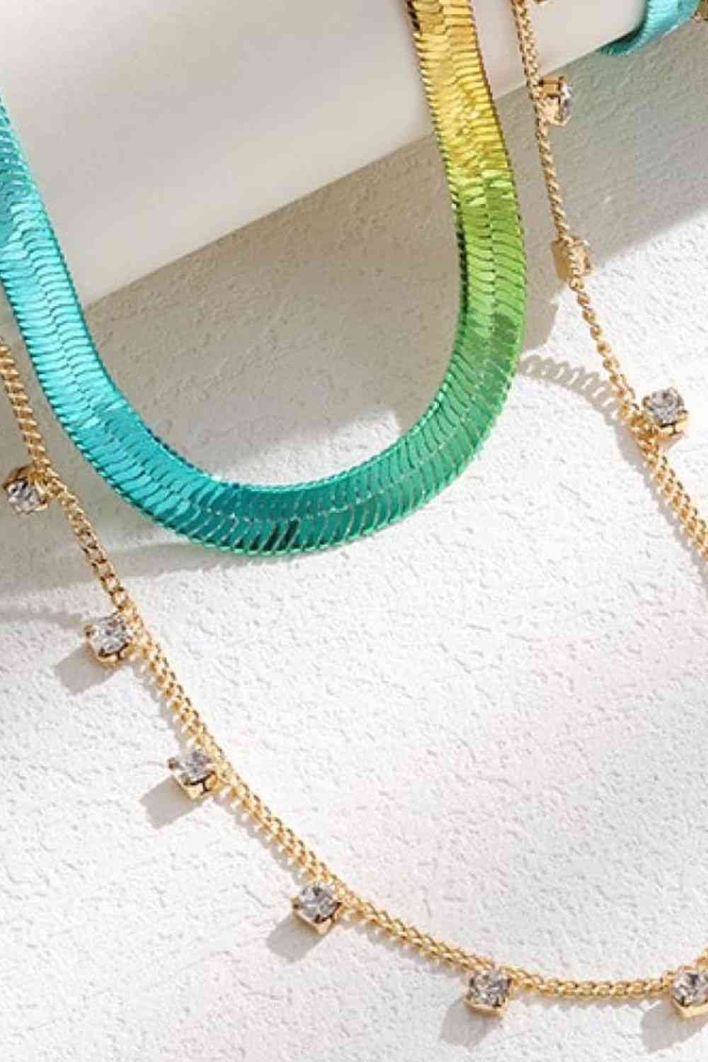 Doppellagige Halskette mit Fischgrätenmuster und Farbverlauf