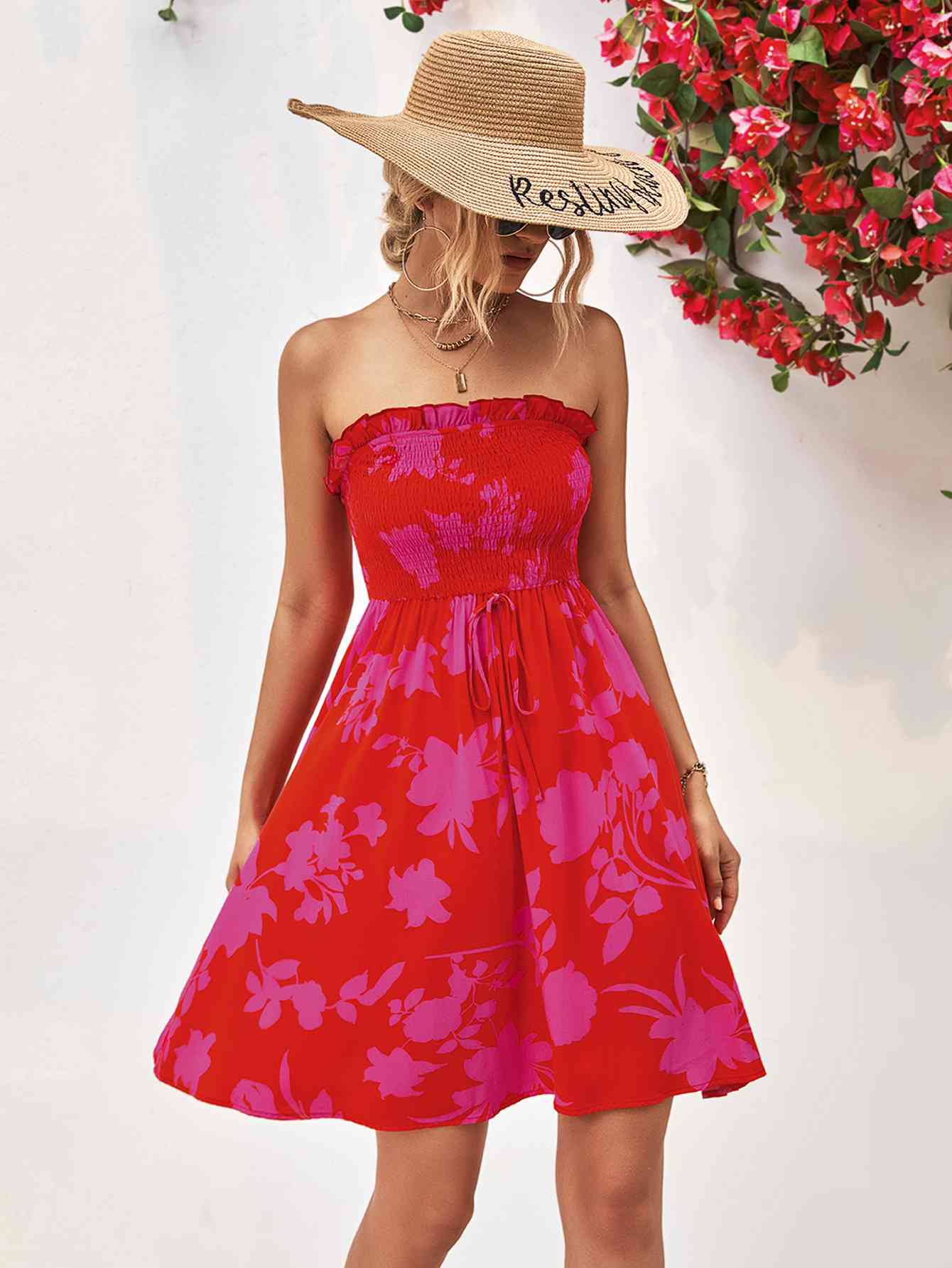 Vestido fruncido sin tirantes con ribete de volantes florales