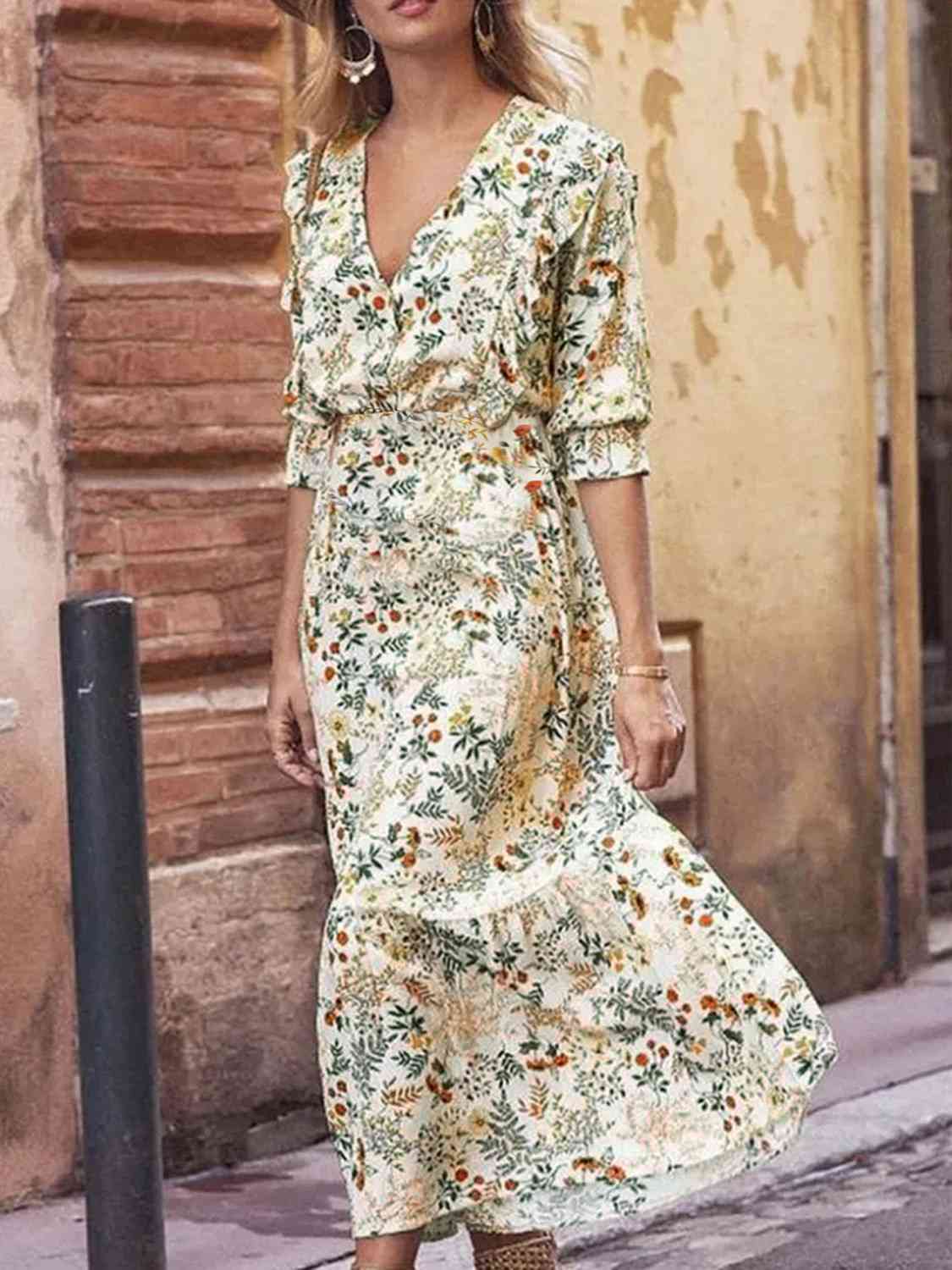 Kleid mit Volantärmeln und Blumenausschnitten