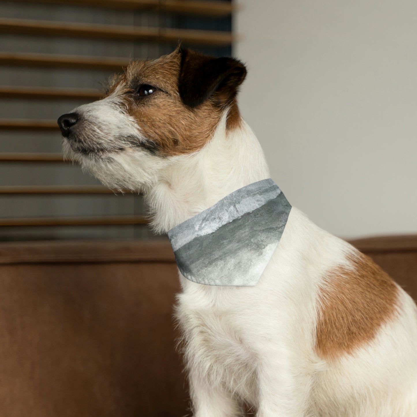 "Un mar de agitación: la inquietud de una garza". - El collar de bandana para mascota alienígena