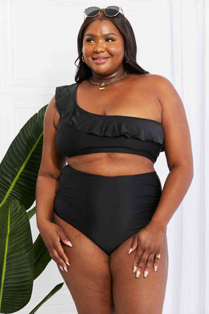 Bikini de un solo hombro con volantes en negro Seaside Romance de Marina West Swim