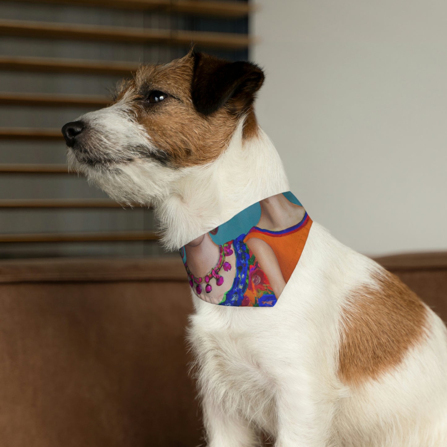 "A mil millas de distancia, pero aún conectados": el collar de bandana para mascotas alienígenas