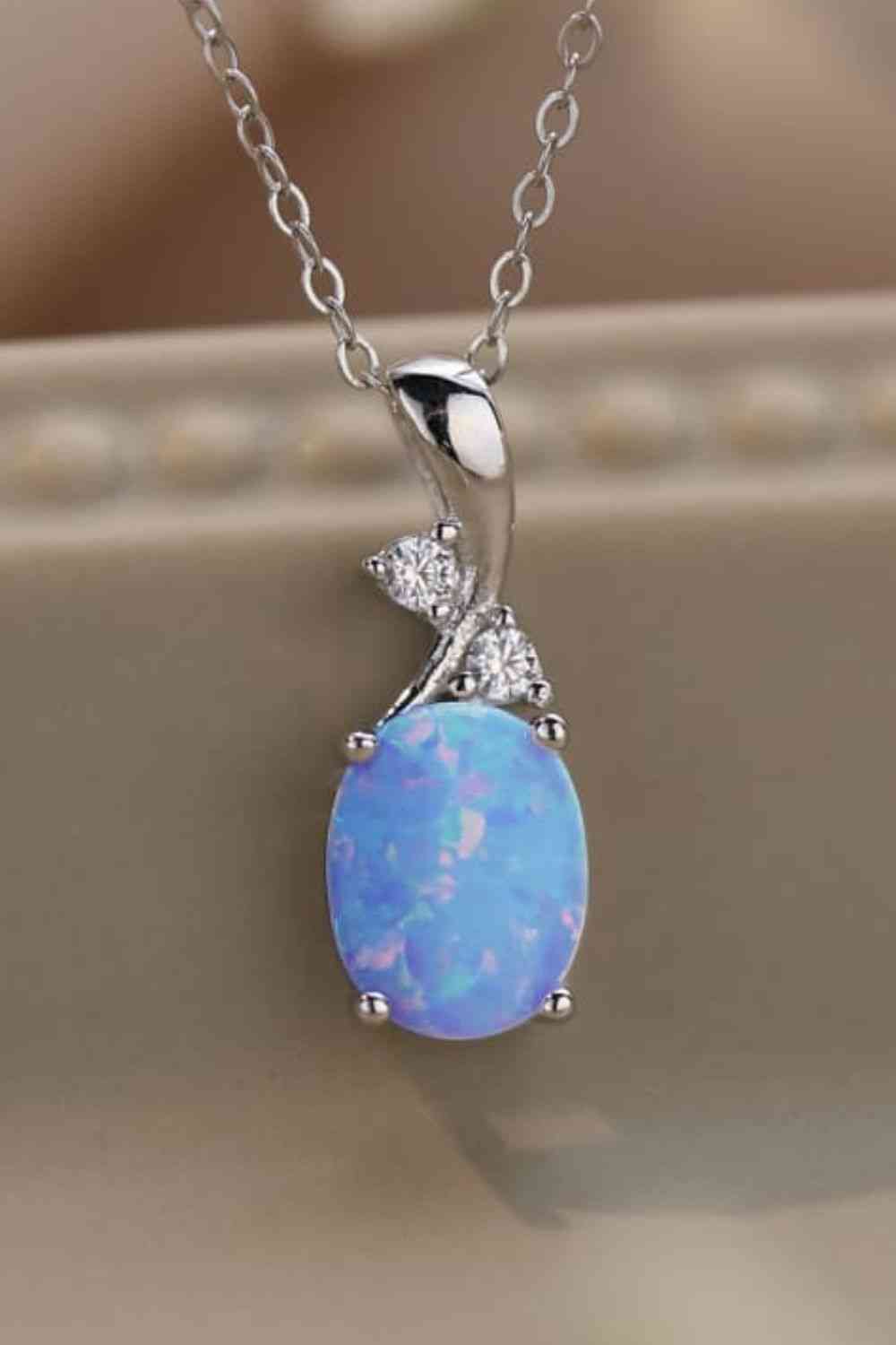 Halskette mit ovalem Opal-Anhänger