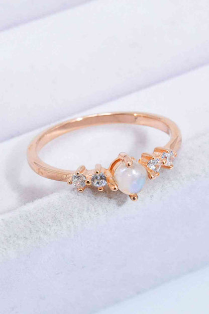 Anillo con piedra lunar natural y circonitas bañadas en oro rosa de 18 quilates