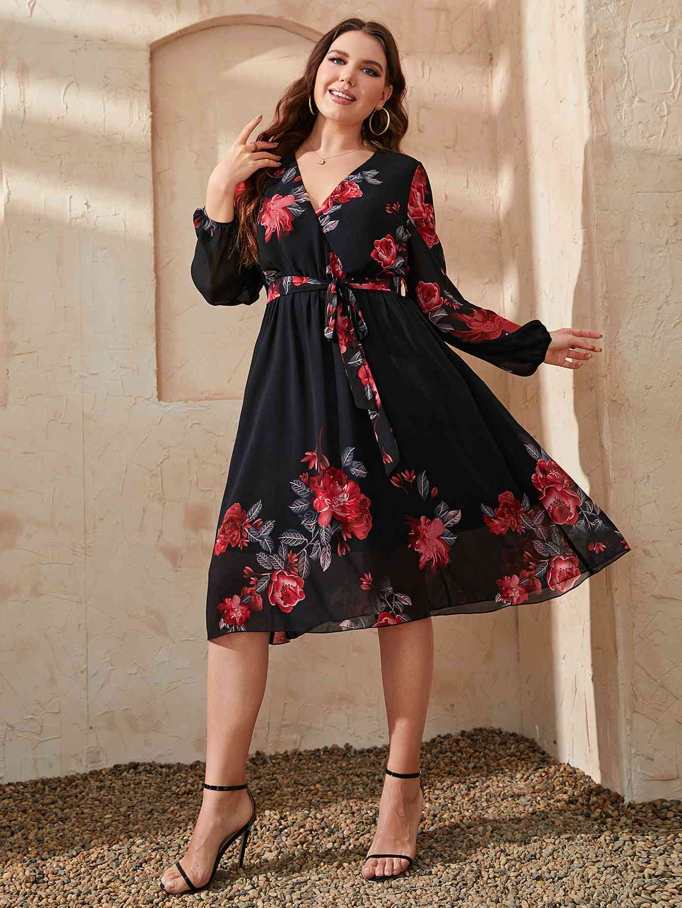 Plus-Size-Kleid mit floralem Chorhemd und Taillenschnürung