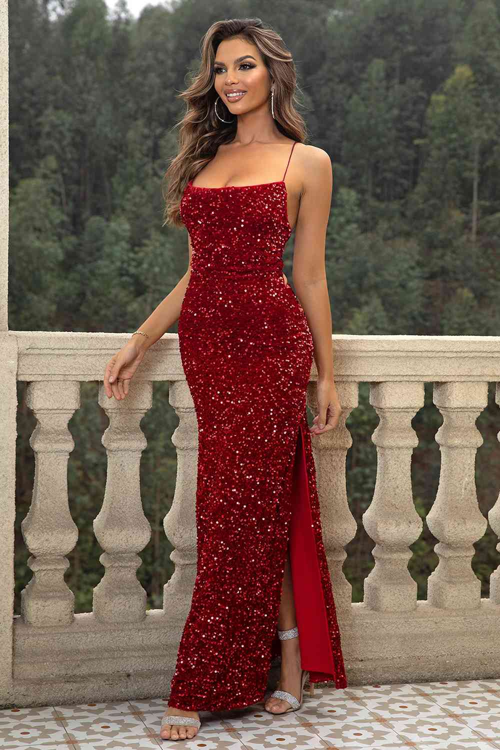 Vestido largo con abertura y espalda descubierta con lentejuelas