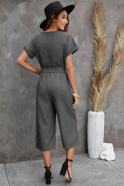 Kurzer Jumpsuit mit Knopfleiste vorne, Gürtel und Taschen