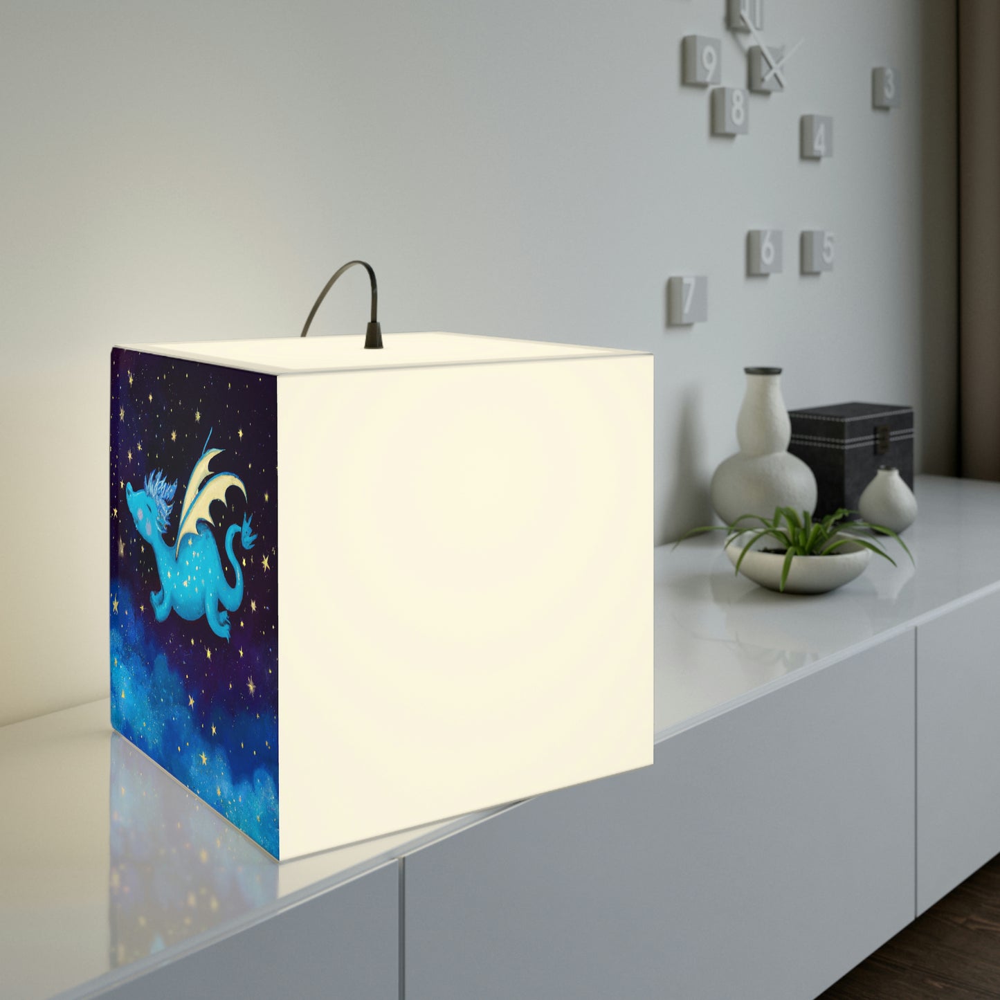 "Drifting Among the Stars: The Story of a Baby Dragon" - Die Alien Light Cube Lampe