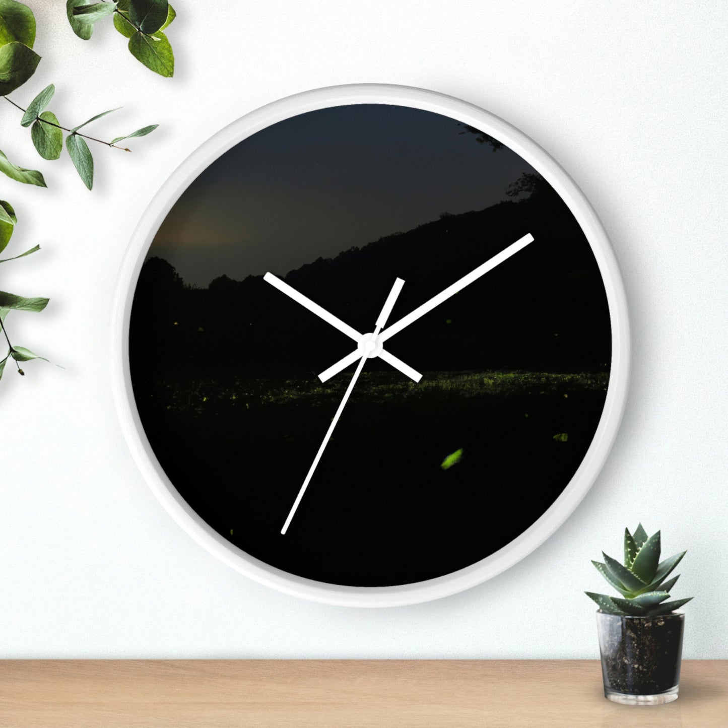 "Mil luciérnagas en el cielo nocturno" - El reloj de pared alienígena