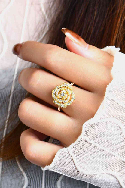 Anillo con forma de flor de moissanita