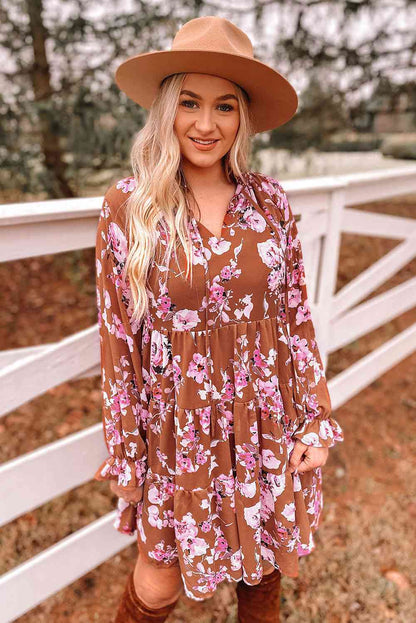 Vestido floral con volantes y mangas escalonadas