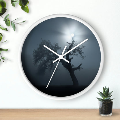 "Un centinela que brilla en la niebla" - El reloj de pared alienígena