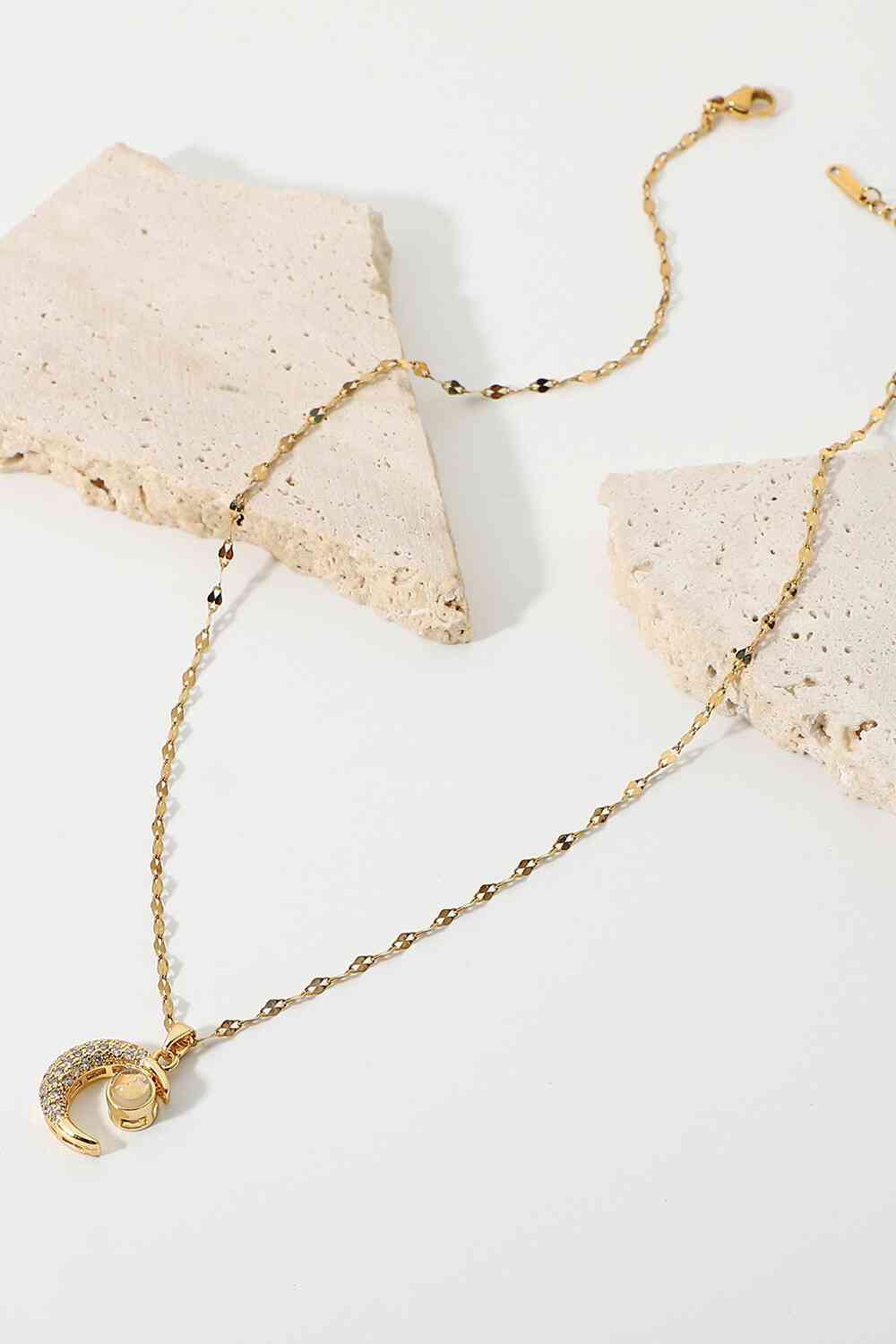 Halskette mit Mondanhänger und eingelegten kubischen Zirkonia