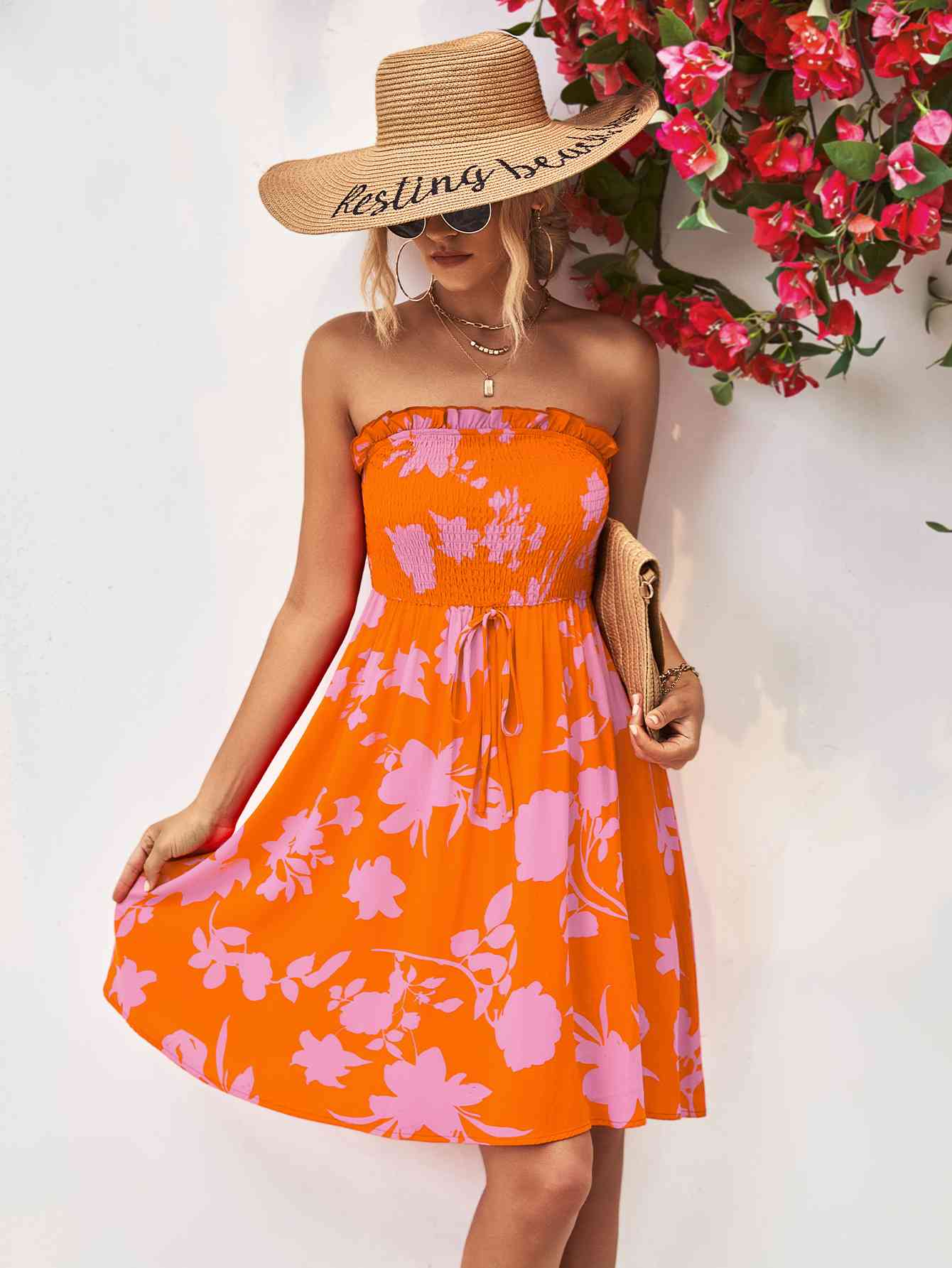 Vestido fruncido sin tirantes con ribete de volantes florales