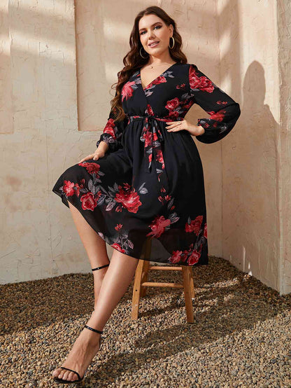 Plus-Size-Kleid mit floralem Chorhemd und Taillenschnürung