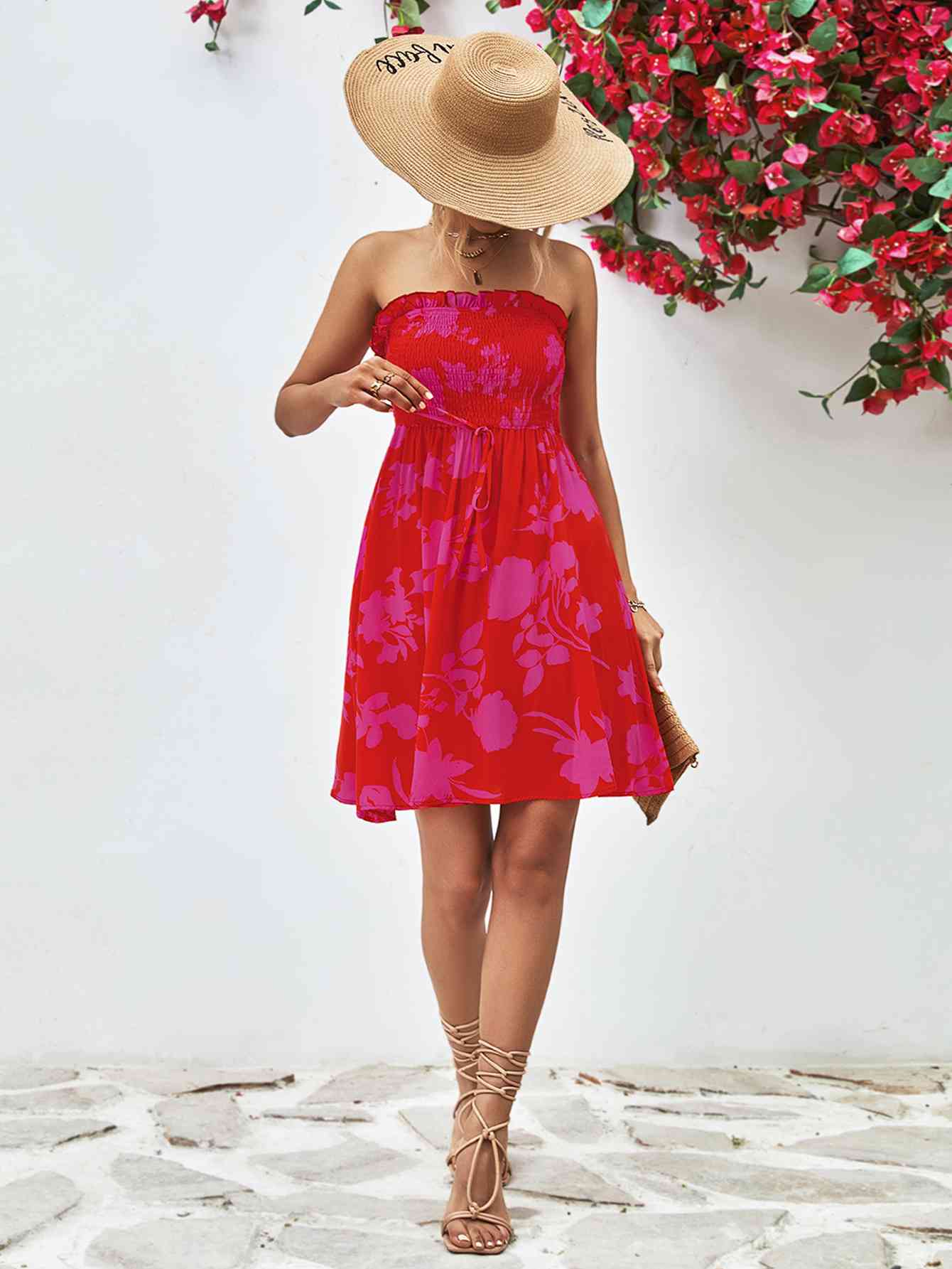 Vestido fruncido sin tirantes con ribete de volantes florales