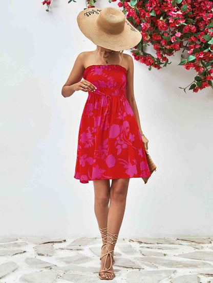 Vestido fruncido sin tirantes con ribete de volantes florales