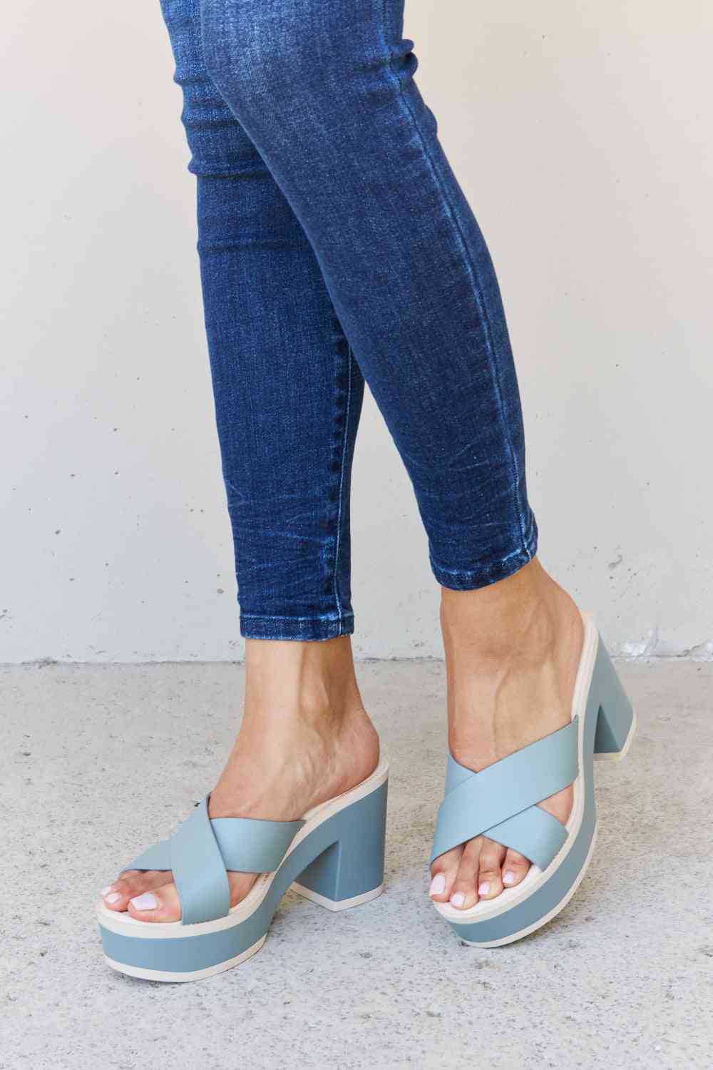 Weeboo Cherish The Moments Kontrast-Plateausandalen in Misty Blue