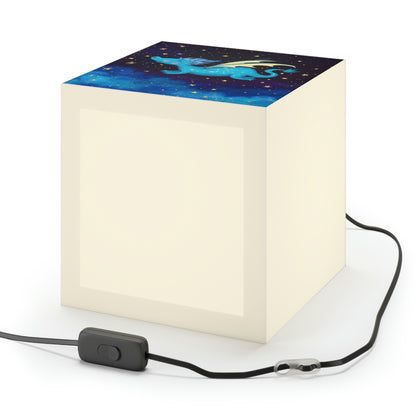 "Drifting Among the Stars: The Story of a Baby Dragon" - Die Alien Light Cube Lampe