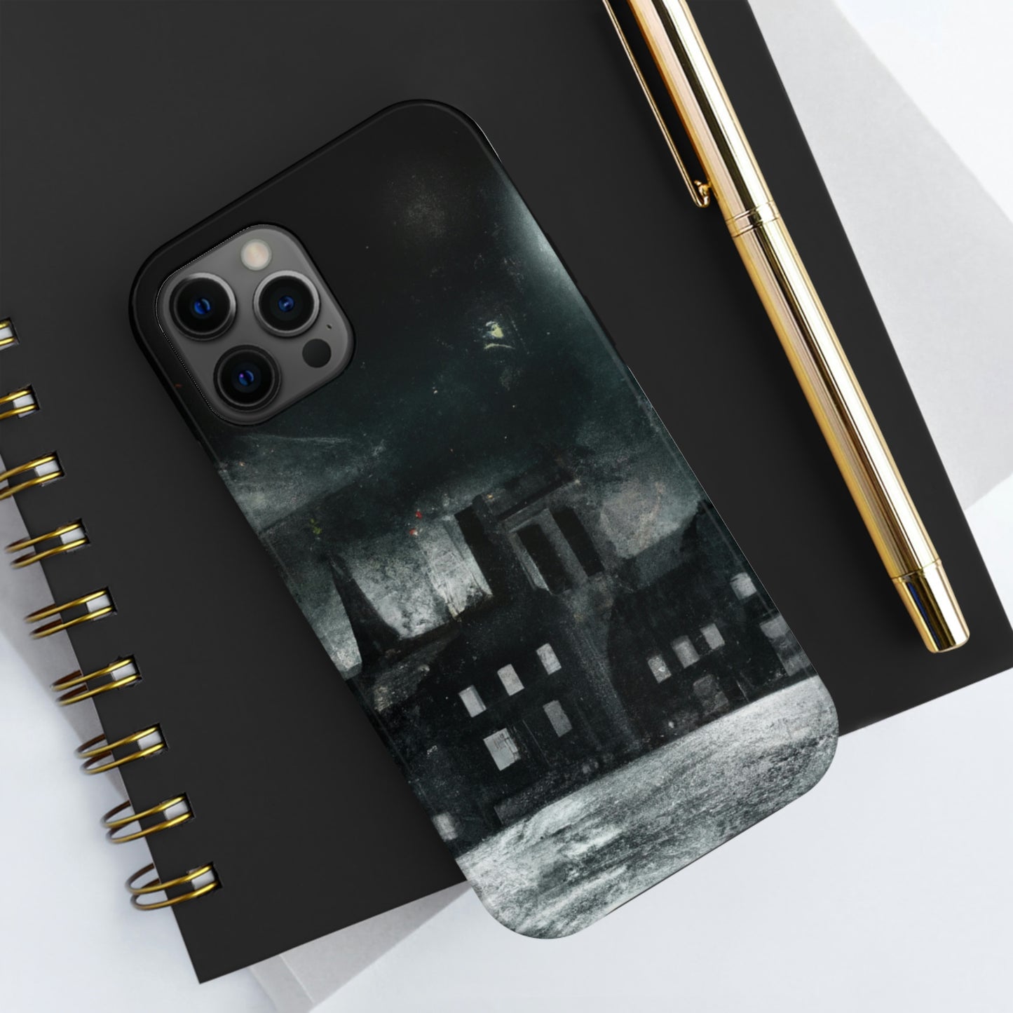 "Nocturno luminoso: una ciudad iluminada por la luz de la luna" - The Alien Tough Phone Cases