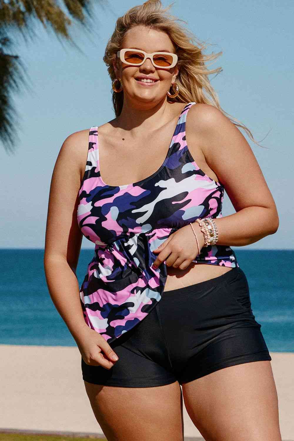 Conjunto de tankini de dos piezas con peplum de camuflaje de talla grande