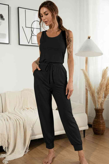 Jogger-Jumpsuit mit Rundhalsausschnitt und Kordelzug an der Taille