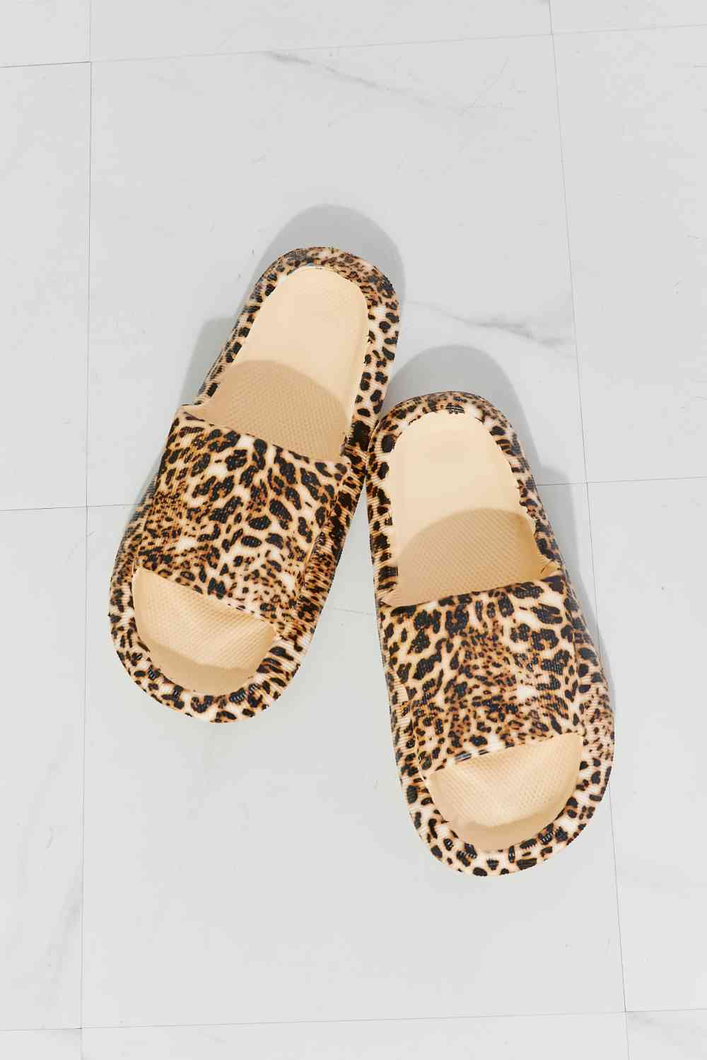 MMShoes „Arms Around Me“-Slipper mit offener Zehenpartie in Leopardenmuster