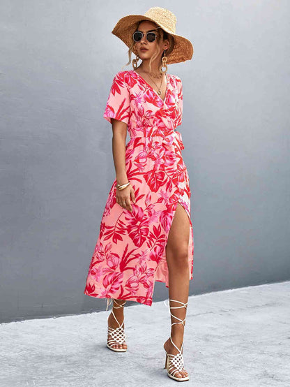 Vestido midi con estampado floral, abertura alta, cuello sobrepelliz, cintura anudada