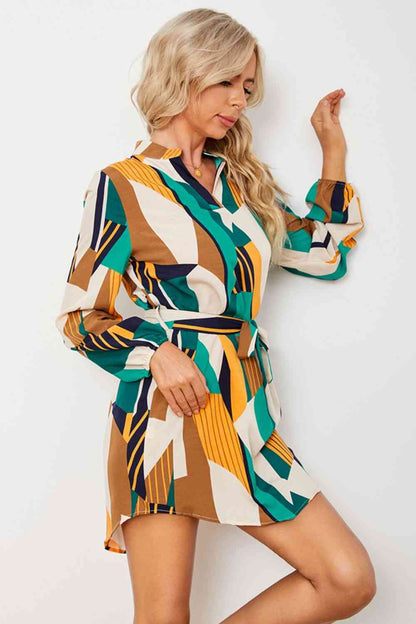 Kleid mit geometrischem Print, Gürtel und abgerundetem Saum