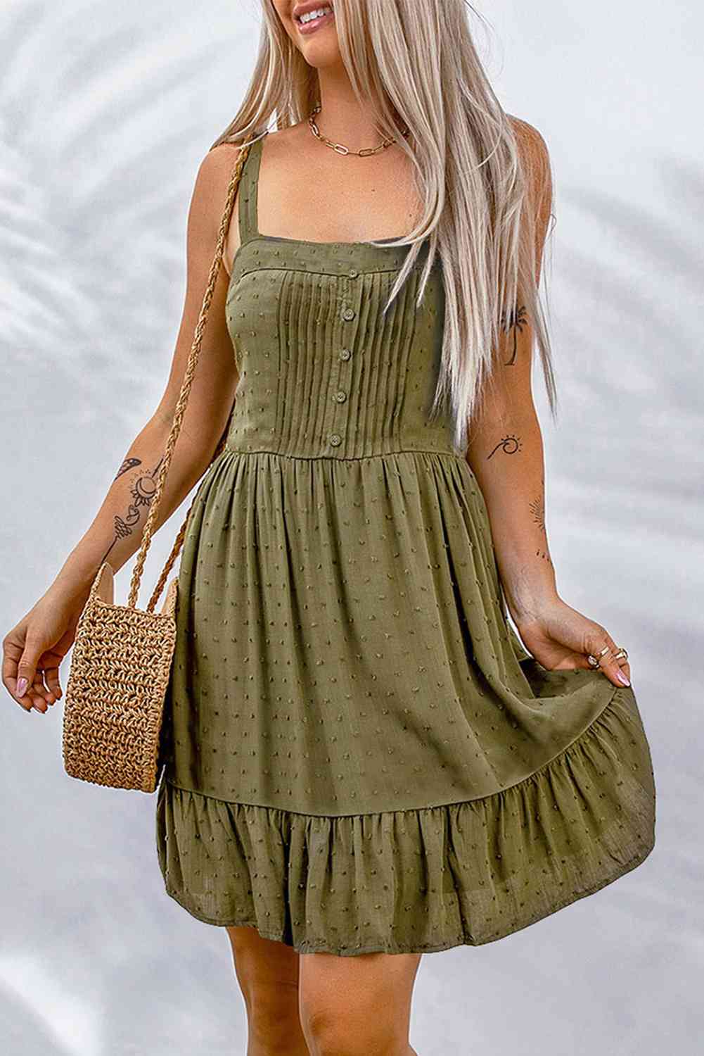 Vestido con dobladillo con volante y botones decorativos de lunares suizos