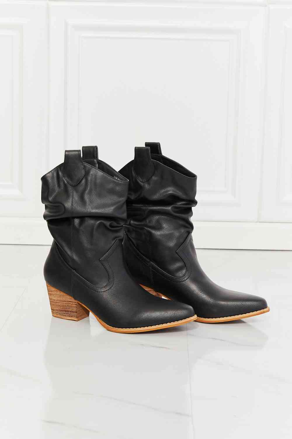 MMShoes Better in Texas Scrunch Cowboystiefel in Schwarz